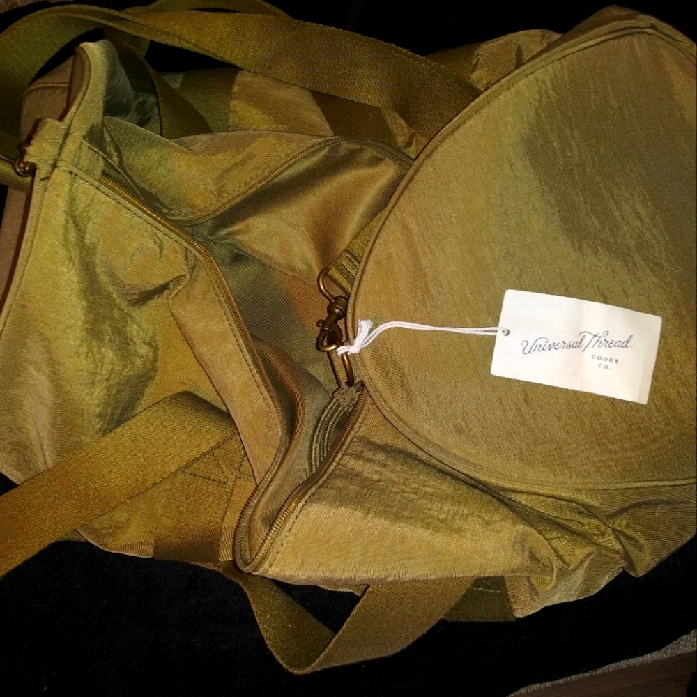 Universal Threads. Olive green, medium size duffel bag